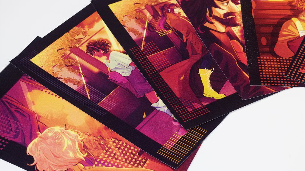 Fem synliga artprints fotograferade ovanifrån.